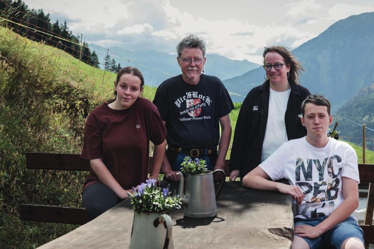 Familie Walker vor dem Berggasthaus Chäller